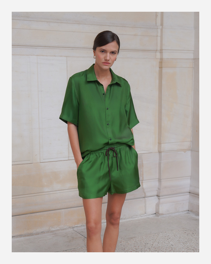 TUDOR SHORTS IN GRASS GREEN